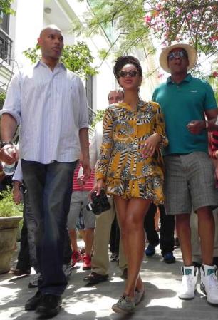 Jay Z, con su esposa, con guardaespaldas y con un sombrero de corte panameño, disfruta de un puro cubano..