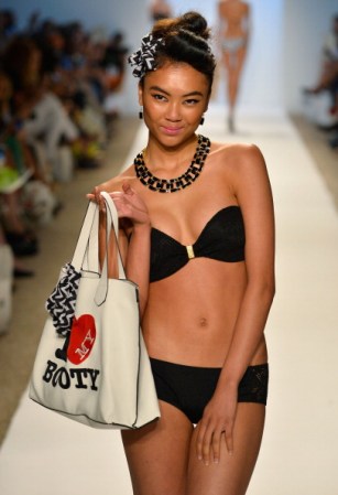 Una modelo presenta una creación de traje de baño de la diseñadora de moda Nicolita durante la Semana de la Moda Mercedes-Benz Swim 2014 en el hotel Raleigh, Miami Beach.