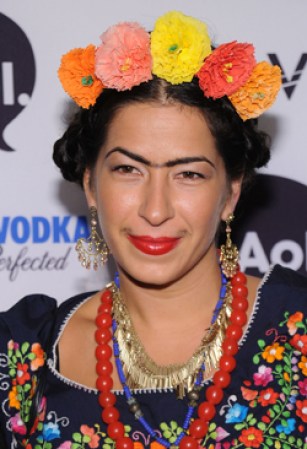 Frida Kahlo en la piel de la diseñadora Rebecca Minkoff. Una buena idea de disfraz si quieres honrar nuestras raíces culturales este Halloween.
