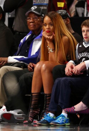 Rhianna viendo Brooklyn Nets y Chicago Bulls