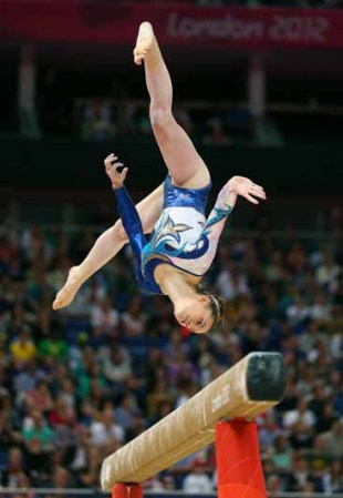 DIA 2: Valeria Pereyra, de Argentina, compite en Gimnasia Artística Femenil junto con su delegación.