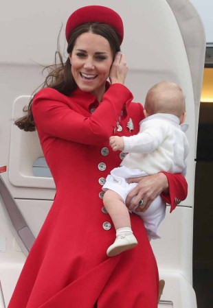 El viento regaló la sorpresa a los presentes de poder descubrir las piernas de Kate, algo espontáneo que Kate no pudo controlar.