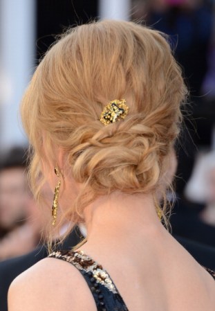 Otra manera de realizar el chongo o "chignon" bajo es imitando a Nicole Kidman, deja mechas a los lados de tu rostro y enrolla algunas que a su vez vas a recoger en un chongo.