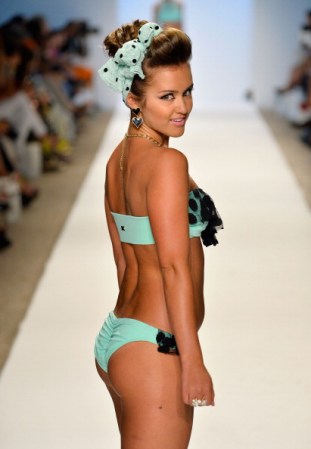 Una modelo presenta una creación de traje de baño de la diseñadora de moda Nicolita durante la Semana de la Moda Mercedes-Benz Swim 2014 en el hotel Raleigh, Miami Beach.