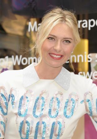 En 1993 en un torneo en Moscú, Sharápova fue observada por Martina Navratilova, quien de inmediato convenció a su padre de mudarse a los Estados Unidos.