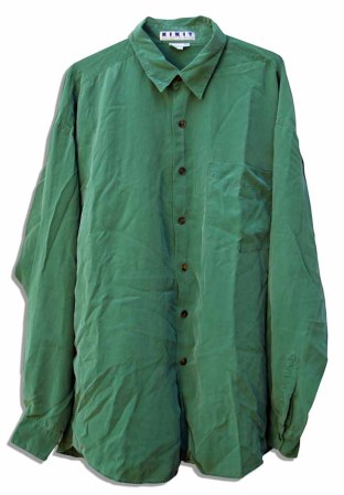 Entre las cosas que pueden ser adquiridas hay varias camisas y sacos.