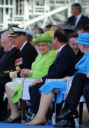 OUISTREHAM, FRANCE Reina Elizabeth II y el presidente Frances Francois Holalnde.