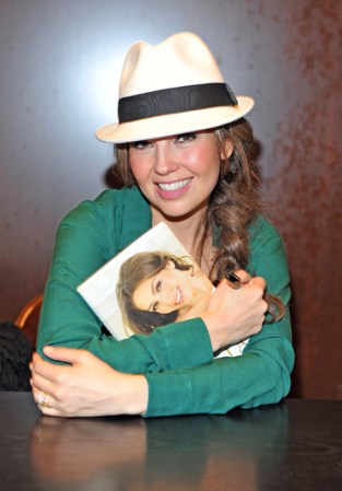 Thalia es también escritora.