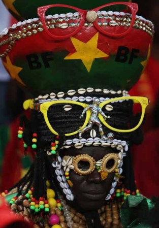 Una máscara increíblemente elaborada.Apoya a Burkina.
