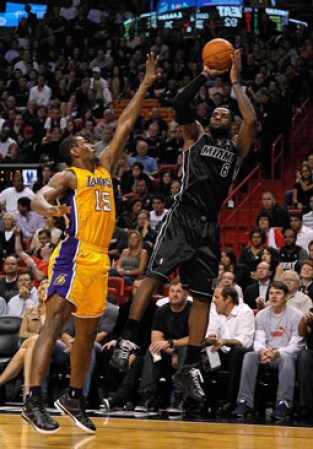 Ni la enfermedad de James ni la ausencia del escolta Dwyane Wade impidieron a los Heat demostrar que actualmente son mejor equipo que Los Lakers.