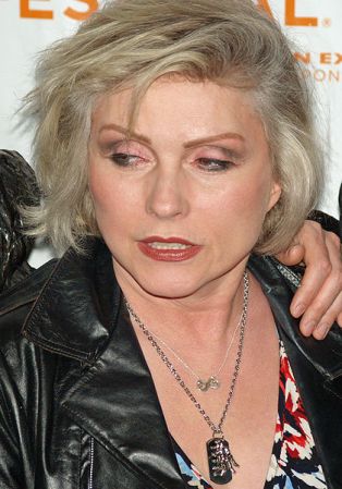 Deborah Ann "Debbie" Harry es una estrella del pop conocida como la voz del grupo Blondie.