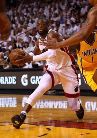 MIAMI, FL - MAY 22: El Heat de Miami derrota espectacularmente a los Peacers de Indiana en tiempo extra 103-102 con soberbia canasta de Lebron James.