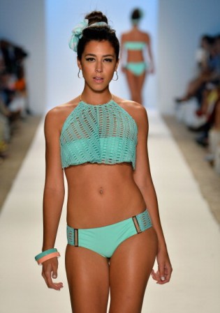 Una modelo presenta una creación de traje de baño de la diseñadora de moda Nicolita durante la Semana de la Moda Mercedes-Benz Swim 2014 en el hotel Raleigh, Miami Beach.