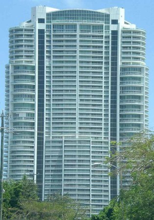 Santa Maria. 520 pies (158 metros) 51 pisos. Construído en 1997