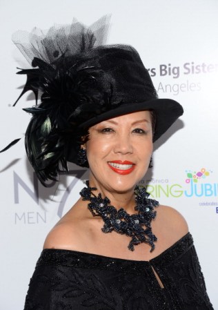 La diseñadora de moda Sue Wong llegó a la fiesta "Downton Abbey" con este sombrero negro con accesorios excéntricos.