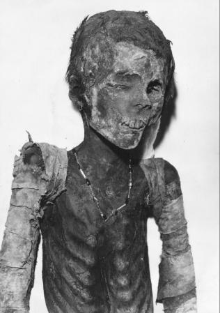 Momia de una niña que se cree es del año 80, encontrada durante unas excavaciones en Roma en 1964.