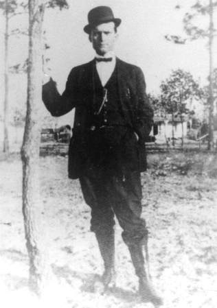 El Sheriff del condado Liberty, Jay Lemuel Forehand, murió de un disparo el 29 de agosto de 1919. Lo mató Charlie Davis, a quien fue a arrestar por sospechas de que había violado a una mujer. El asesino fue capturado tres días después y eventualmente ejecutado.