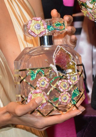 Junto con el sostén se presentó también el perfume Bombshell Fantasy Fragrance diseñada por London Jewelers.