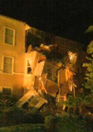 Un deslizamiento de tierra masivo en una sección de un complejo de villas cerca de Disney World en la Florida central colapsó parcialmente la madrugada de este lunes.