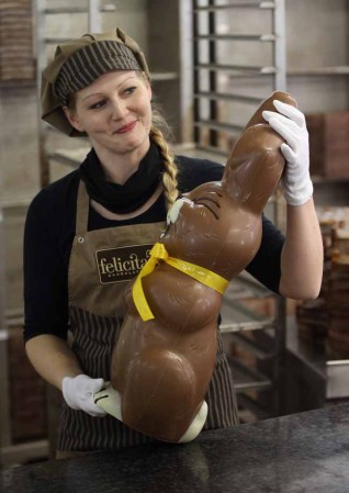 Estas son las manos que crean los mejores conejitos de Pascua de chocolate.