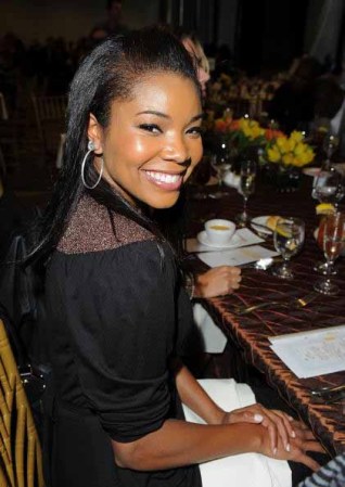 Gabrielle Union posaen la Tercera All-Star Luncheon conducido por Dwyane Wade en febrero de 2010.