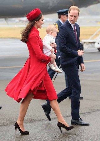 La princesa solucionó la situación de forma natural y simpática, pues mientras con una mano cargaba a su hijo, con la otra trató de taparse las piernas y bajarse el abrigo.