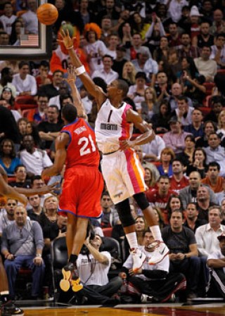 Chris Bosh lideró el triunfo de los Heat en este encuentro con un marcador de 113-92.