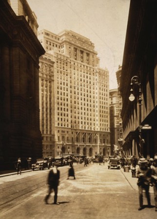Un recuento en fotos de la famosa “Década Loca” de Nueva York, donde la moda, la música y el capitalismo transformaron a la Gran Manzana en la potencia mundial que es hoy en día.