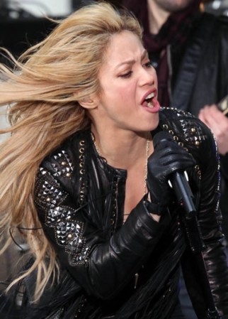 La estrella colombiana retorna por todo alto a los escenarios ante el lanzamiento de su nuevo disco, y tras convertirse en madre. Presentación de Shakira en el show “Today” en la Plaza Rockefeller de Nueva York.
