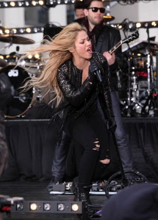 La estrella colombiana retorna por todo alto a los escenarios ante el lanzamiento de su nuevo disco, y tras convertirse en madre. Presentación de Shakira en el show “Today” en la Plaza Rockefeller de Nueva York.