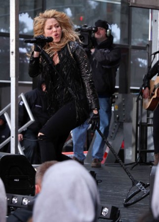 La estrella colombiana retorna por todo alto a los escenarios ante el lanzamiento de su nuevo disco, y tras convertirse en madre. Presentación de Shakira en el show “Today” en la Plaza Rockefeller de Nueva York.