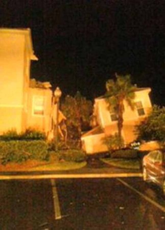 Un deslizamiento de tierra masivo en una sección de un complejo de villas cerca de Disney World en la Florida central colapsó parcialmente la madrugada de este lunes.