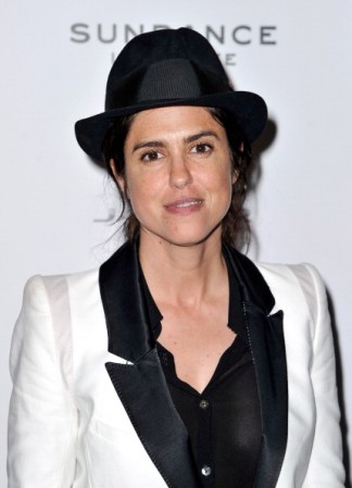 La directora Francesca Gregorini lució su traje "black and white" con este accesorio poco convencional.