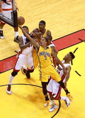 El Heat de Miami derrota espectacularmente a los Peacers de Indiana en tiempo extra 103-102 con soberbia canasta de Lebron James.