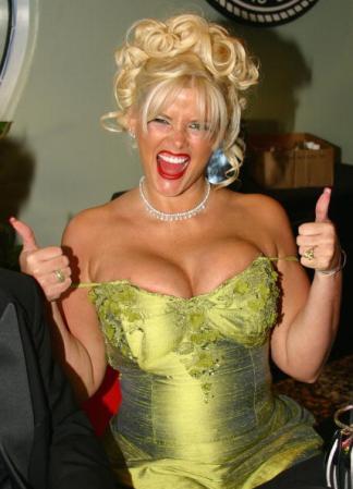 Ann Nicole Smith fue otro mito sexual y ejemplo de la mujer voluptuosa. La revista British Magazine también hizo una encuesta entre sus lectores quienes se encuentran en el rango de los 18 a los 50 años y todos dijeron preferir una mujer de talla grande.