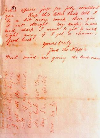 El asesino mandó cartas a periódicos y cuarteles de policía, entre ellas ésta, en la que se identifica por primera vez como "Jack the Ripper".