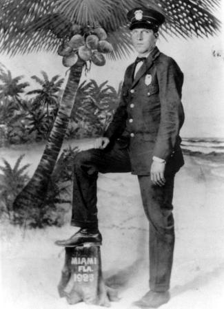 El policía de Miami Jesse L. Morris fue asesinado en la zona de Overtown el 6 de julio de 1927 por un hombre que ya había disparado con su escopeta a seis personas antes de la llegada del agente. Otros policías abatieron a tiros al asesino, llamado Charles Lee.