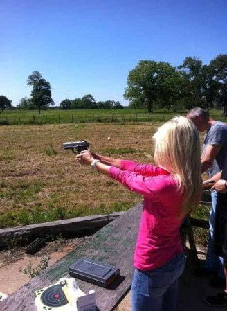 Lauren Tannehill, de 26 años, rentó el 4 de enero un Nissan Rogue en E-Z Rent-A-Car. Ella tuvo el vehículo durante dos horas y entonces lo cambió por otro.
