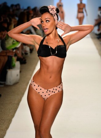 Una modelo presenta una creación de traje de baño de la diseñadora de moda Nicolita durante la Semana de la Moda Mercedes-Benz Swim 2014 en el hotel Raleigh, Miami Beach.