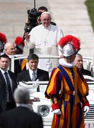 VATICAN CITY, VATICAN - MARCH 31: Pope Francis greets the faithful prior to his first 'Urbi et Orbi' blessing from the balcony of St. Peter's Basilica during Easter Mass on March 31, 2013 in Vatican City, Vatican. Pope Francis delivered his message to the gathered faithful from the central balcony of St. Peter's Basilica in St. Peter's Square after his first Holy week as Pontiff. (Photo by Dan Kitwood/Getty Images)