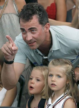Profesional, deportista y cercano, el Príncipe Felipe, "preparado para reinar", según su padre.
