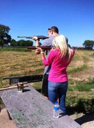Lauren Tannehill, esposa del quarterback de los Dolphins de Miami, Ryan Tannehill, olvidó un fusil AR-15 este mes en un auto rentado.