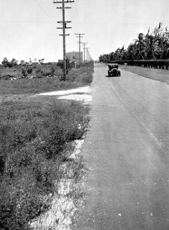La Cuarta Avenida, frente al Miami Jockey Club, en una imagen de 1935.