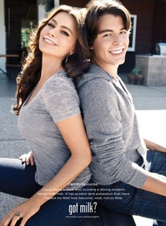 El gran tesoro de la guapa Sofía Vergara es su hijo Manolo. La estrella colombiana de “Modern Family” y su hijo participaron juntos de la popular campaña “got milk?”.
