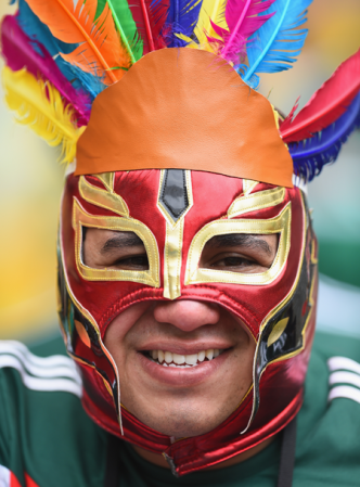 Los fans del partido de México contra Brasil también fueron parte del espectáculo.