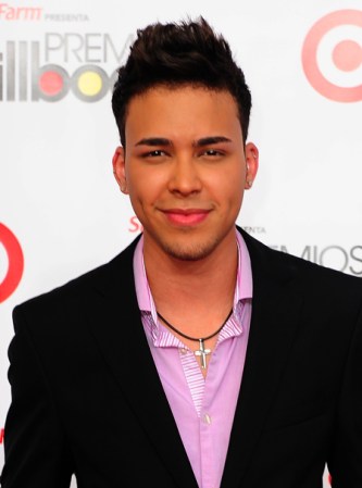 Lila para Prince Royce<br /><br />Una camisa informal en color lila claro (otro color estrella de esta primavera) le quita rigidez a una chaqueta clásica negra. El peinado y los accesorios se suman a la tarea.