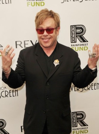Elton John reconoció su homosexualidad desde 1976 y pasó por los altares con su actual marido en el 2005. La muerte de Freddy Mercury por SIDA le afectó mucho y se convirtió en un abanderado de la causa. Es un referente mundial de Rock y una estrella indiscutida.