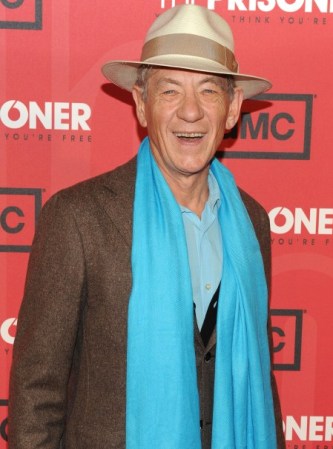 Sir Ian McKellen es uno de los fundadores de la organización Stonewall para la defensa de los derechos homosexuales. En una de las marchas de la organización lució una camiseta que decía: "Soy Gandalf y Magneto ¡Superalo ya!".