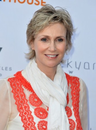 Jane Lynch la afamada actriz de Glee y de Two and a half men, está casada con una mujer y reconoce abiertamente su homosexualidad. La revista "Power Up" nombró a Lynch como una de las "10 lesbianas más asombrosas en el negocio del espectáculo".