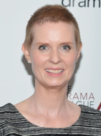 Cynthia Nixon, la reconocida estrella de la éxitosa serie "Sex and the City" está casada con la activista Christine Marinioni. La bella actriz rompe los cliches al mostrar que el lesbianismo puede ir rodeado de femeneidad.